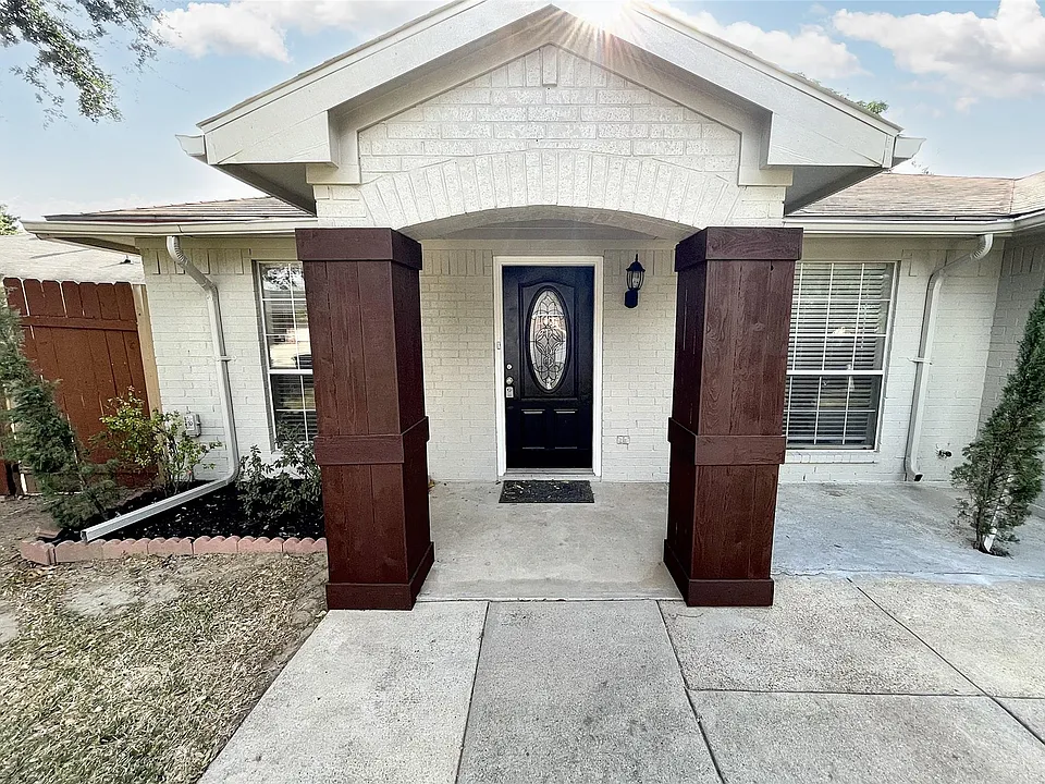912 Vecinos Blvd