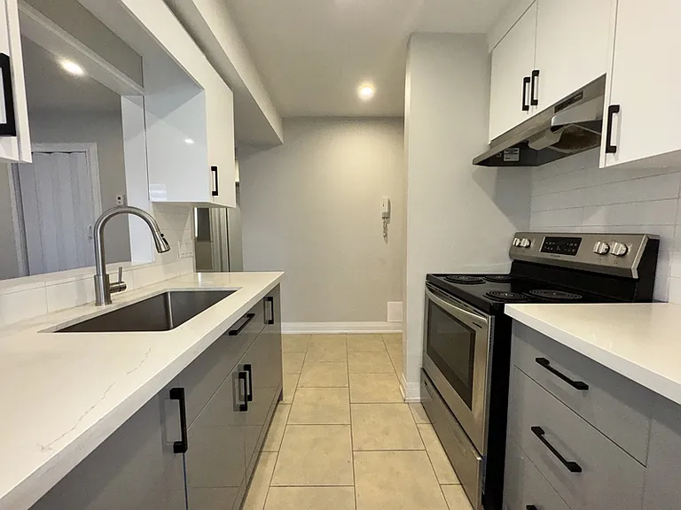 16 Wellington St W #6 — Photo 8