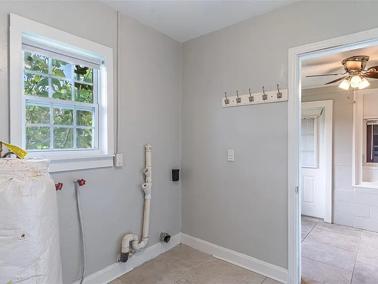 916 Cohassett Ave — Photo 4