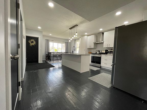 5th image of 402 Quinnell Ave N