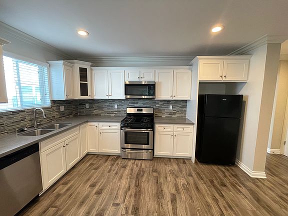 3rd image of 211 1/2 S Hoover St #4