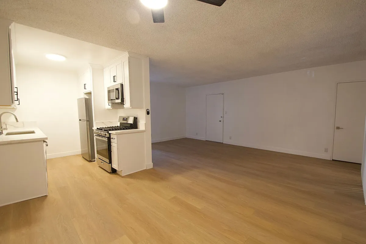 Building Photo - 10855
