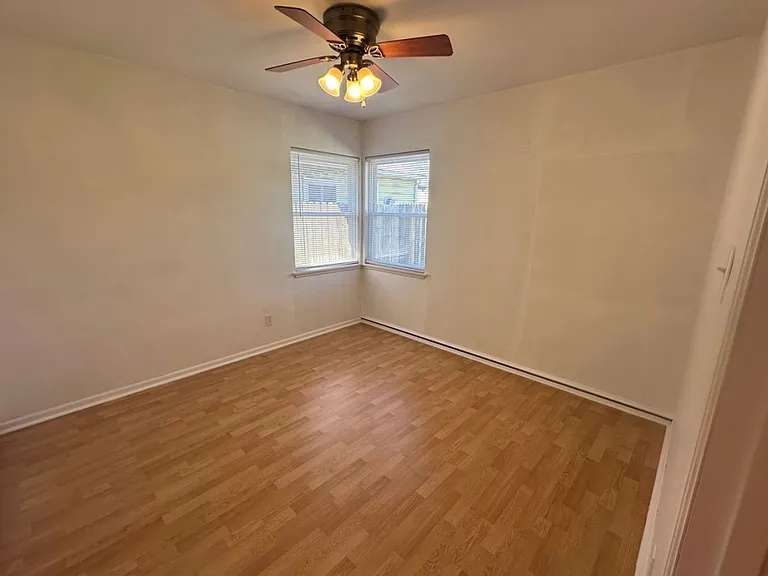 6824 Waveland Ave — Photo 10