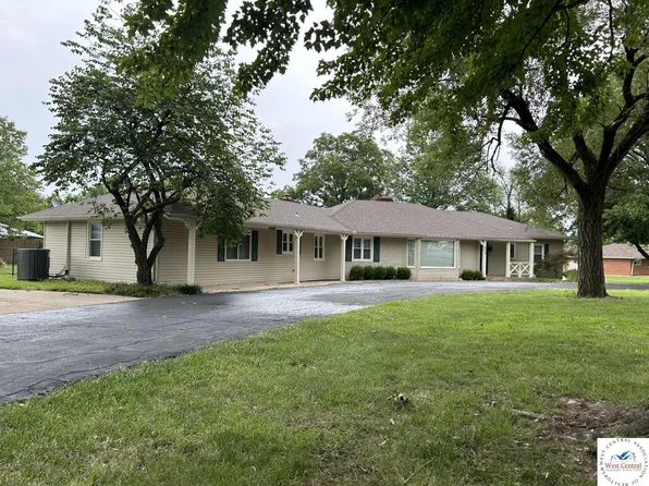 406 S 8th St, Clinton, MO 64735