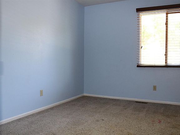 4th image of 1042 Williams St