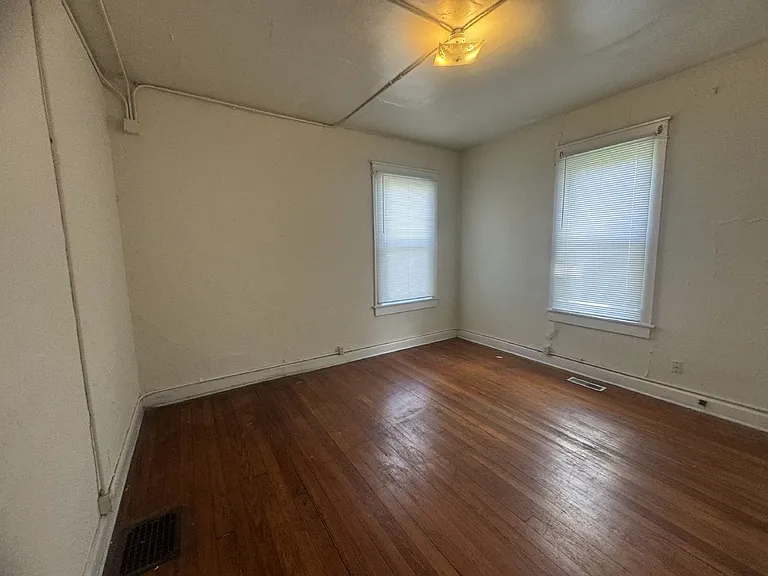 215 E 9th St — Photo 23