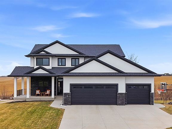 2nd image of 300 Dogwood Ln