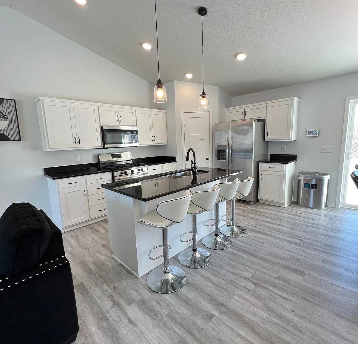 4 bed, 2563 sqft, $3,095 — Photo 3