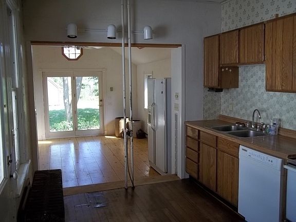 3rd image of 241 S Spring St