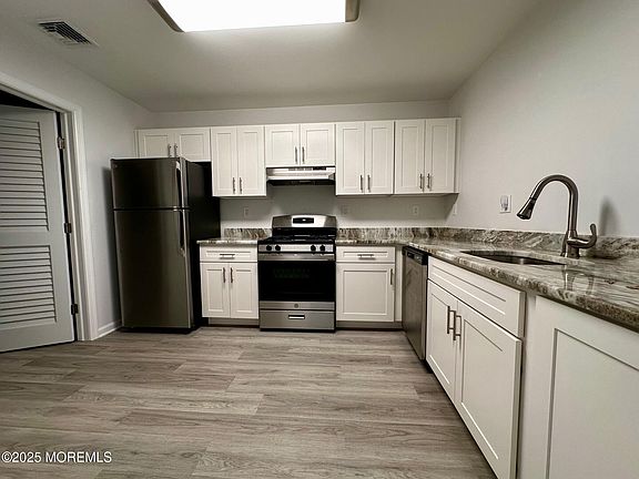2nd image of 373 Yorkshire Pl