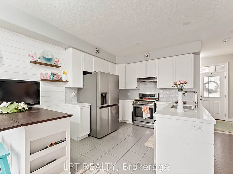82 Nathan Cres — Photo 15