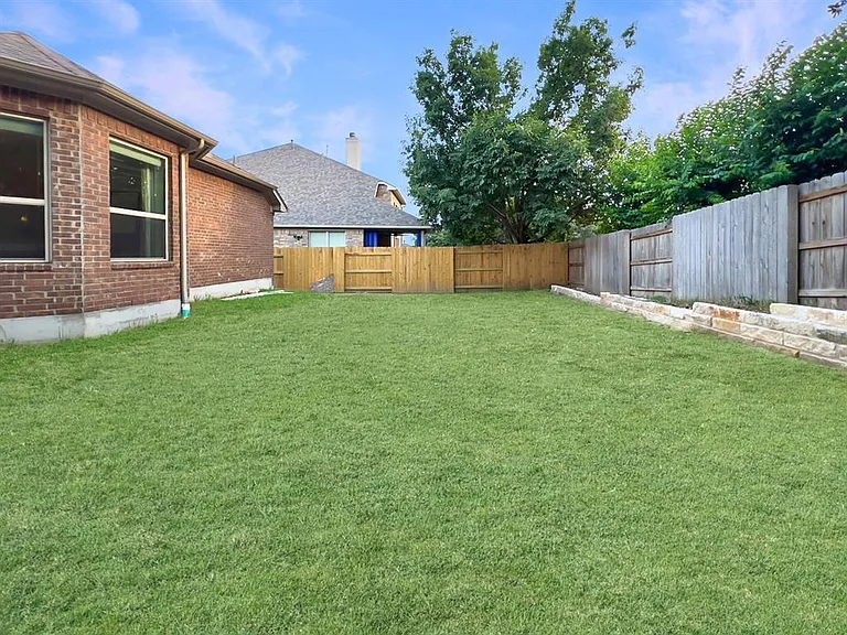300 Grafton Ln — Photo 32