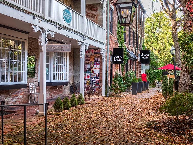 Discover the incredible historic atmopshere of Old Town Alexandria.