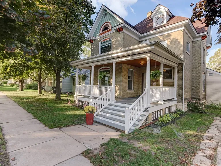 511 W Wisconsin St — Photo 2