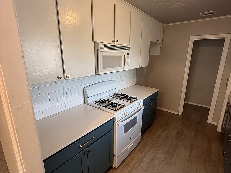 400 W Johnson St — Photo 9