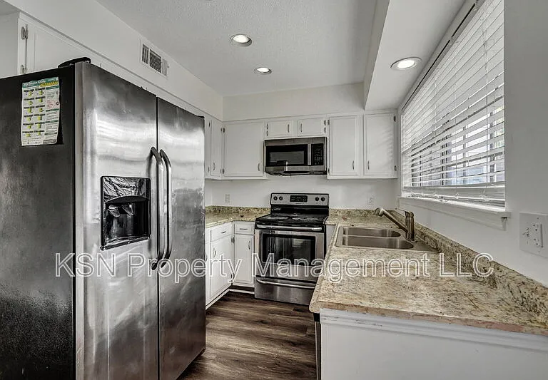 2220 E Victory Dr #24 — Photo 10