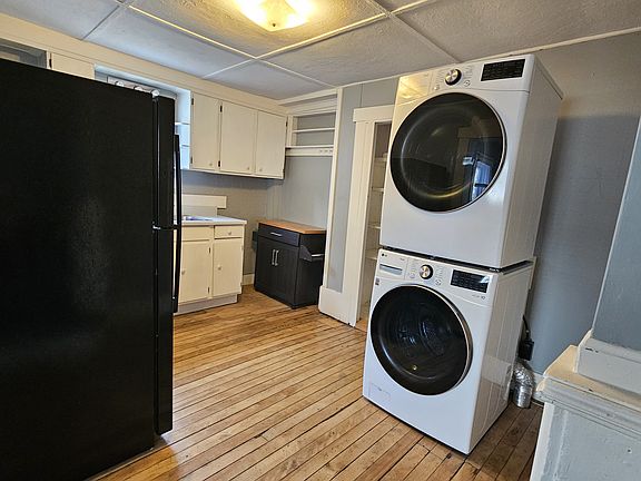 Kitchen (view 2)