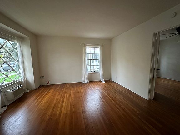 3rd image of 131 N Maple St #131