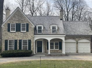 1119 E Goodrich Ln, Fox Pt, WI 53217