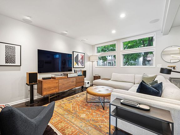 3rd image of 2119 W Dickens Ave
