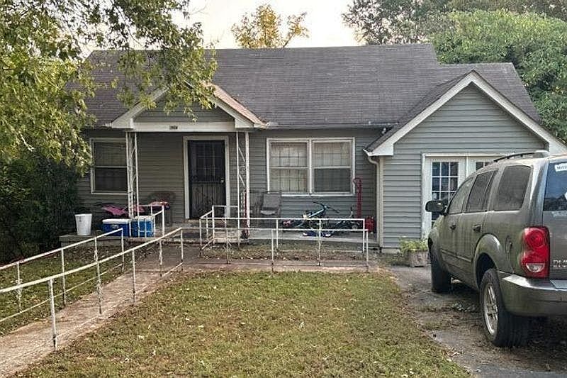 1st image of 620 Gillespie Rd