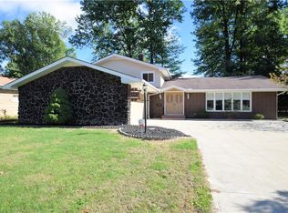 6121 Saint Joseph Dr, Seven Hills, OH 44131