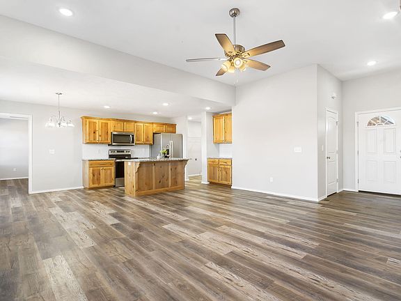 4th image of 207 W Canterbury Lane