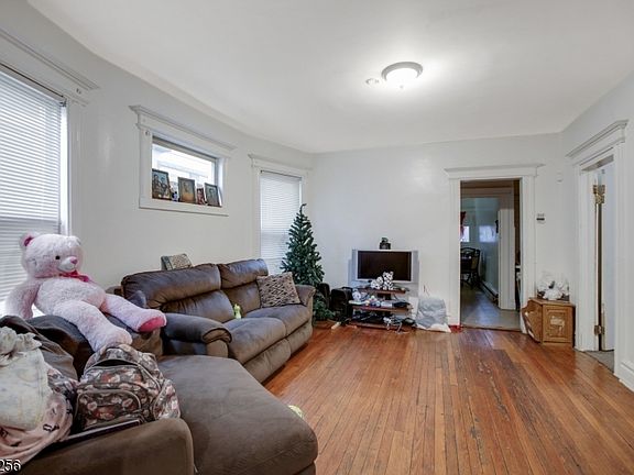 3rd image of 25 Nassau Pl