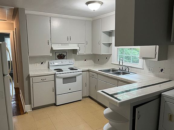 3rd image of 1912 Colonial Ave