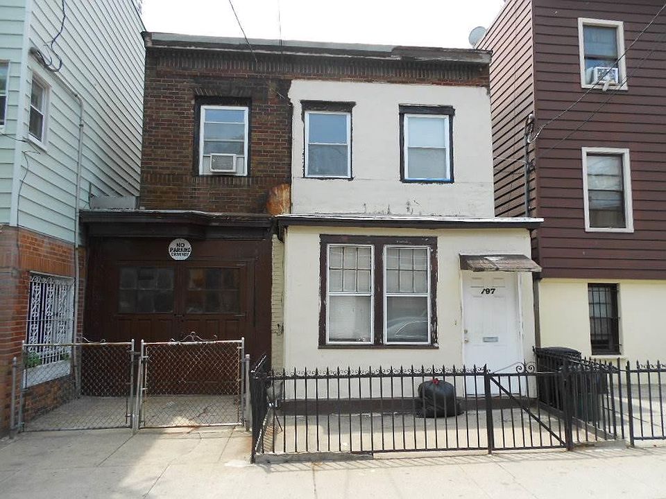 2nd image of 197 Bay St