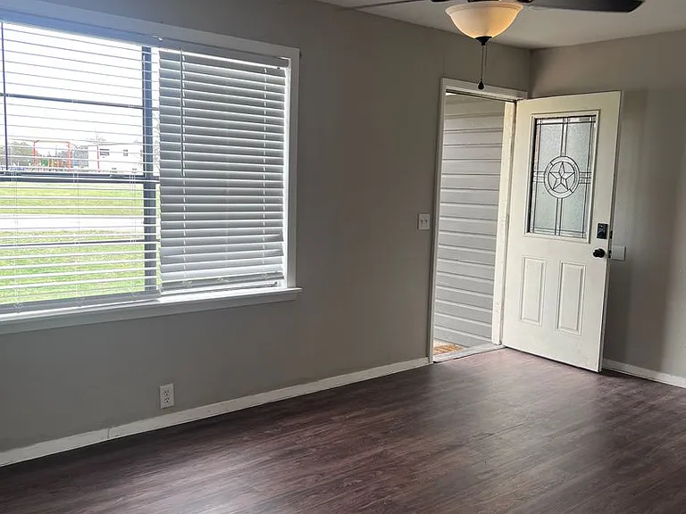132 SE Tarrant Ave — Photo 5