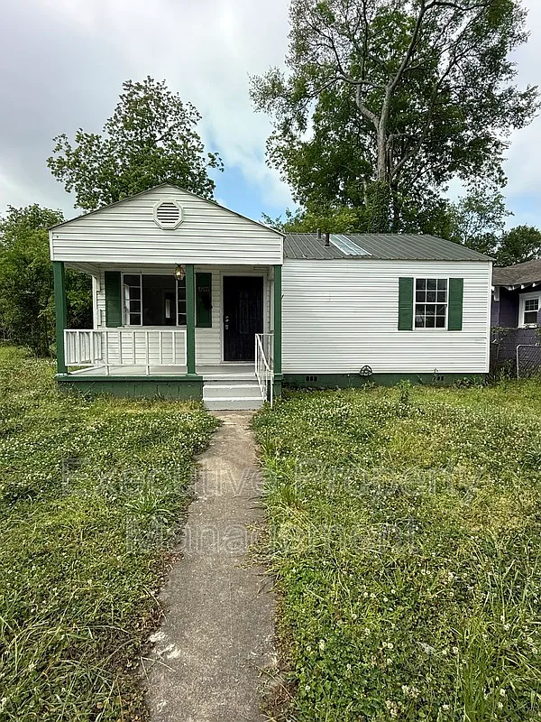 3 bed, 1.0 bath, 858 sqft, $900 — Photo 1