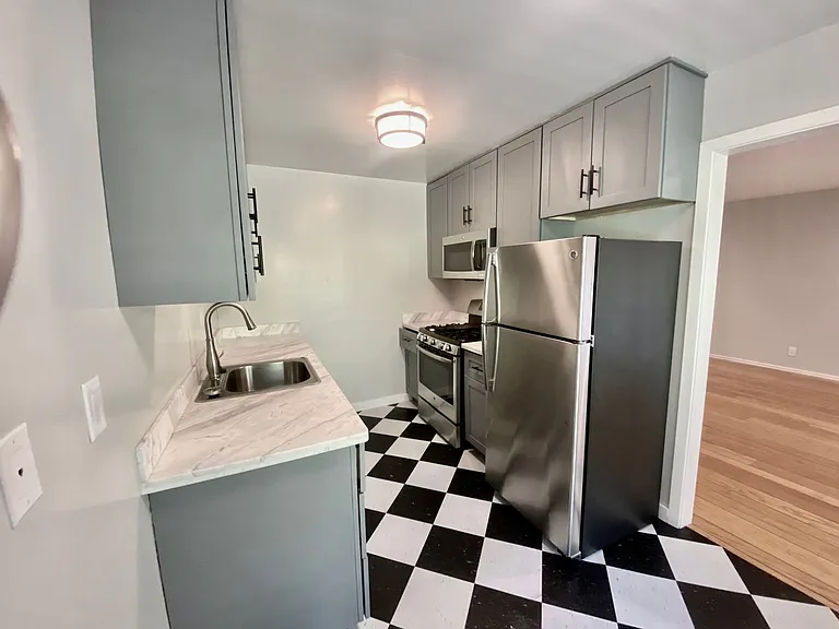 Bellevue Apartments — Photo 37