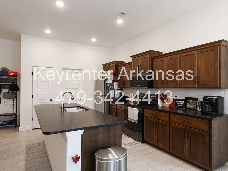 1605 Emma St — Photo 5