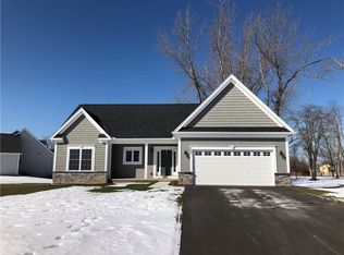 266 Gallant Fox Ln, Webster, NY 14580