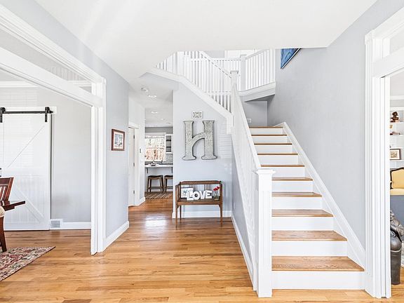 3rd image of 665 Tamarisk Ct