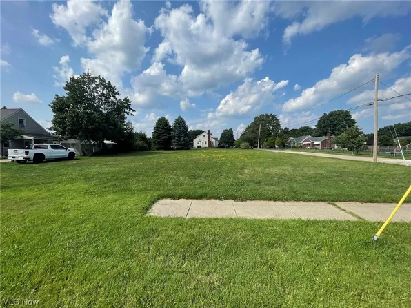 2169 Triplett Blvd, Akron, OH 44312