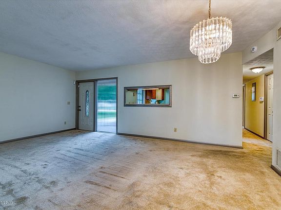 5th image of 3121 Beachwood Blvd