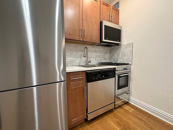 3rd image of 355 W 51st St APT 23