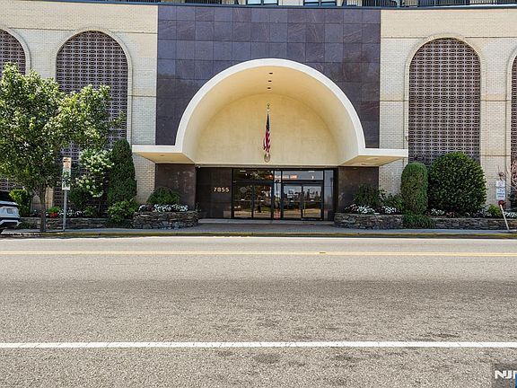 2nd image of 7855 Boulevard Est #26G