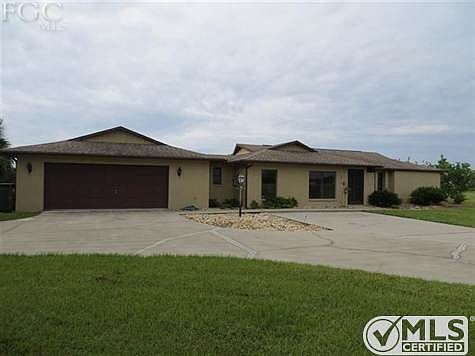 Long driveway with plenty of parking!