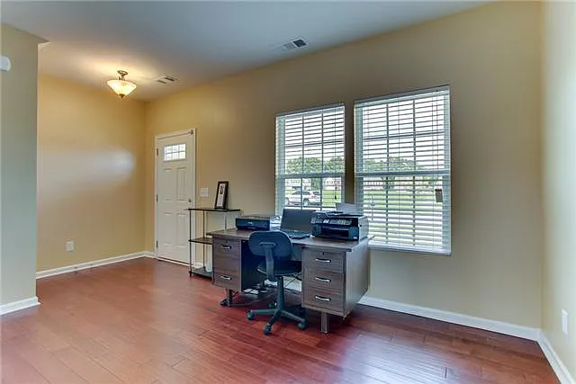 3 bed, 2.5 bath, 2200 sqft, $2,500 — Photo 3
