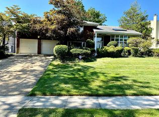 89 Robby Ln, New Hyde Park, NY 11040