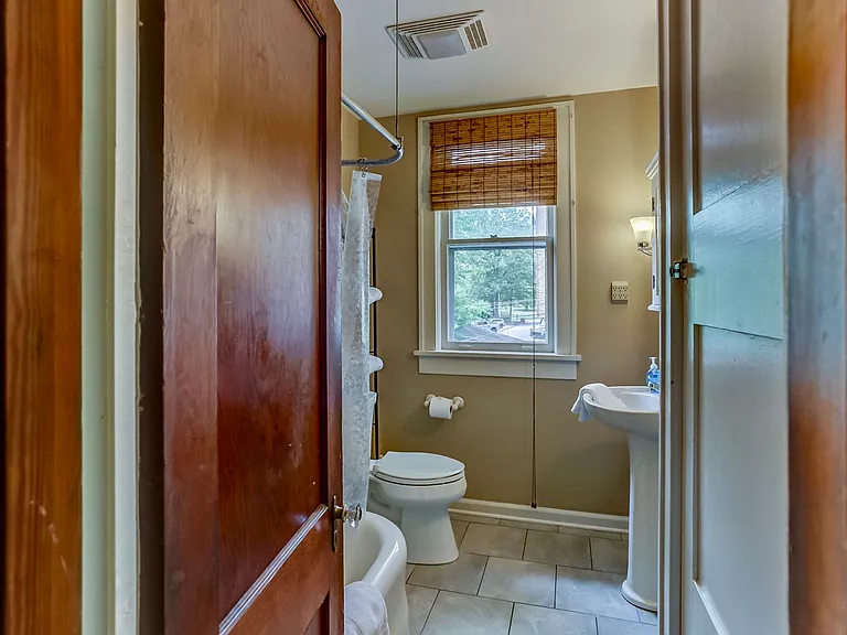 2190 Washington Ave — Photo 15