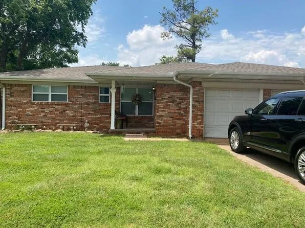 907 NW 7th St, Lindsay, OK 73052