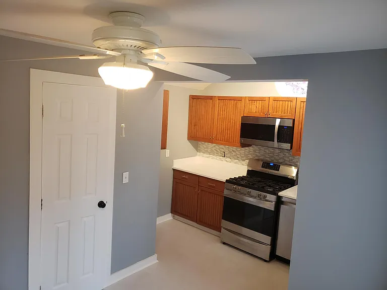 961 E Broadway — Photo 13