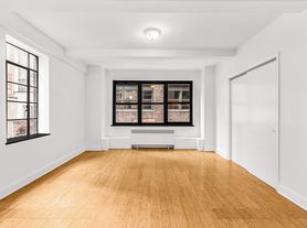 307 E 44th St