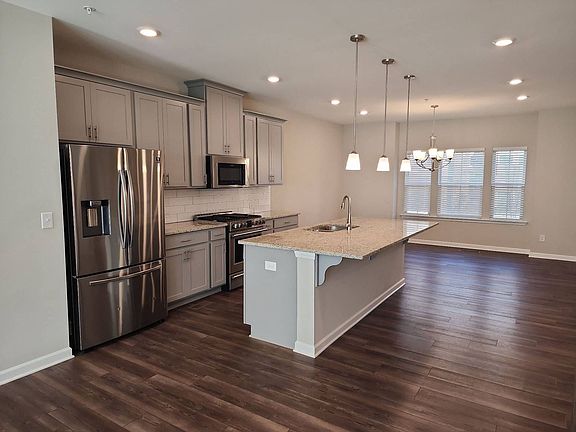 5th image of 327 Commons Ave