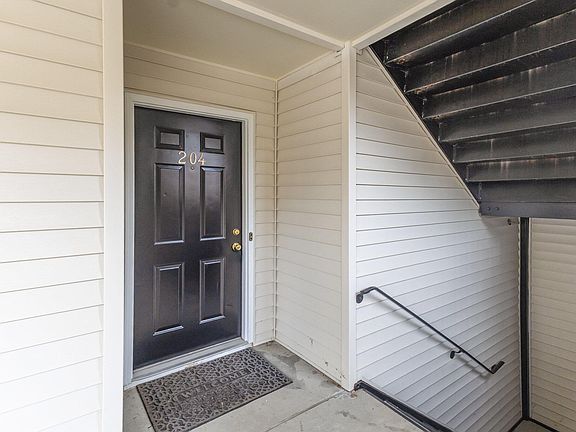 3rd image of 1901 Trailwood Heights Ln Unit 204