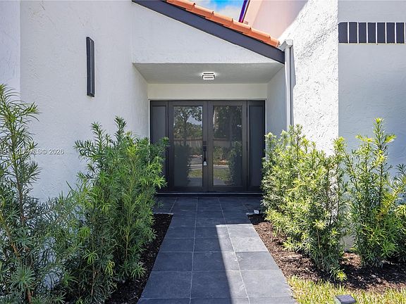3rd image of 1543 SW 1st Ave